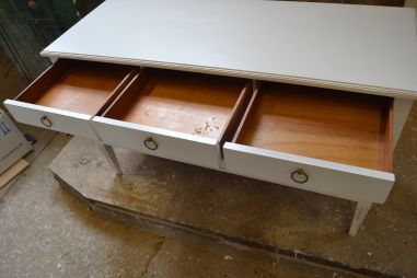 (L-647) Valge pikem kummut