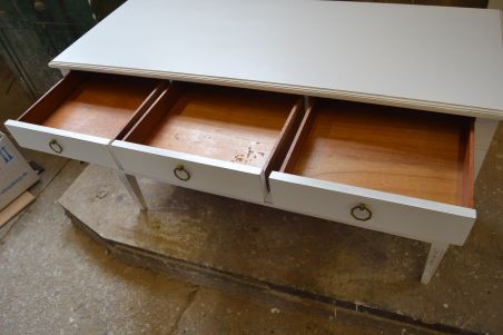 (L-647) Valge pikem kummut