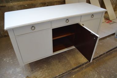 (L-647) Valge pikem kummut