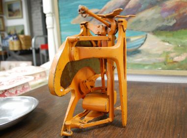 (n-6915) Metallist vana lauakaal Lindells