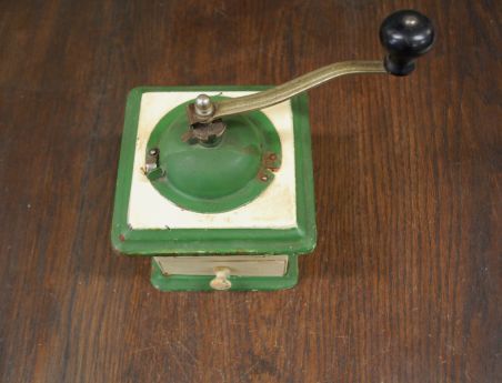 (n-6944) Metallist värviline kohviveski