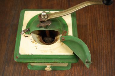 (n-6944) Metallist värviline kohviveski