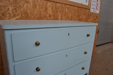 (L-653) Helesinine kolme sahtliga kummut