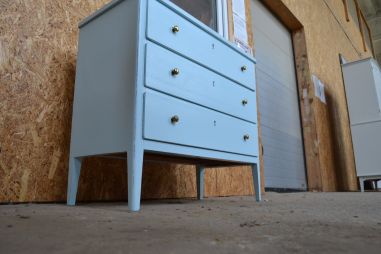 (L-653) Helesinine kolme sahtliga kummut