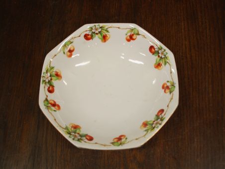 (n-6919) Kirssidega kann ja kauss komplektis