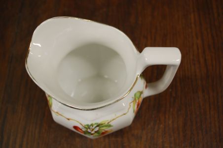 (n-6919) Kirssidega kann ja kauss komplektis