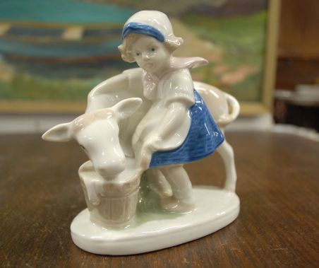(n-6985) GDR Lippelsdorf Porcelain kuju "Tüdruk lehmaga"