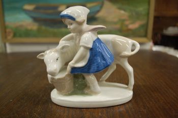 (n-6985) GDR Lippelsdorf Porcelain kuju "Tüdruk lehmaga"