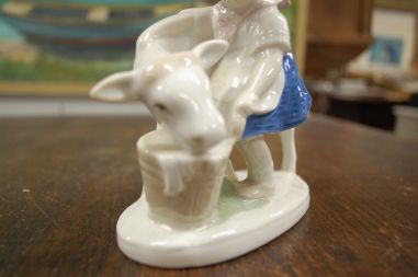 (n-6985) GDR Lippelsdorf Porcelain kuju "Tüdruk lehmaga"