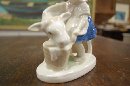 (n-6985) GDR Lippelsdorf Porcelain kuju "Tüdruk lehmaga"