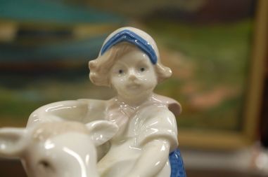 (n-6985) GDR Lippelsdorf Porcelain kuju "Tüdruk lehmaga"