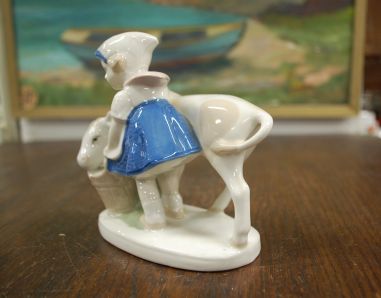 (n-6985) GDR Lippelsdorf Porcelain kuju "Tüdruk lehmaga"