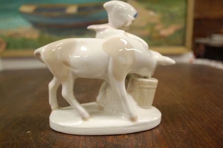 (n-6985) GDR Lippelsdorf Porcelain kuju "Tüdruk lehmaga"