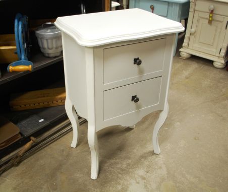 (L-658) Valge sahtlitega öökapp (L-658) Valge sahtlitega öökapp
