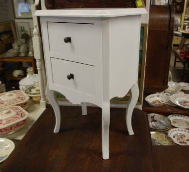 (L-658) Valge sahtlitega öökapp