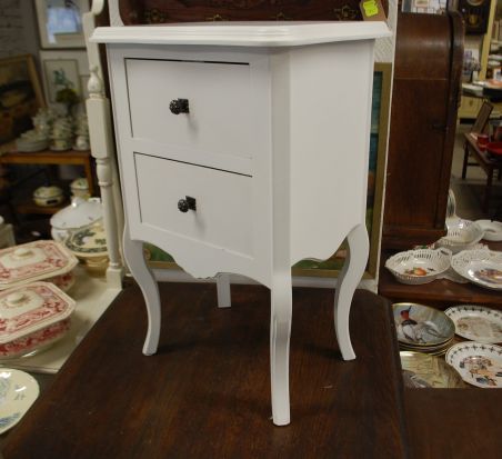 (L-658) Valge sahtlitega öökapp (L-658) Valge sahtlitega öökapp