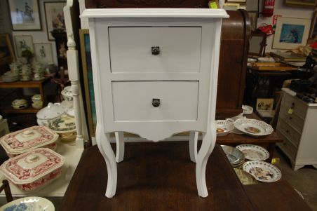 (L-658) Valge sahtlitega öökapp (L-658) Valge sahtlitega öökapp