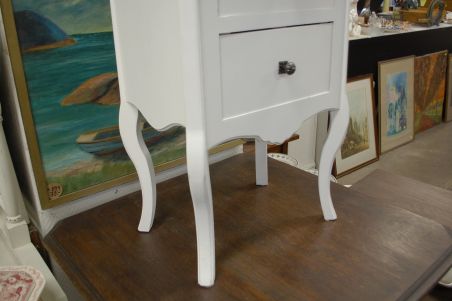 (L-658) Valge sahtlitega öökapp (L-658) Valge sahtlitega öökapp