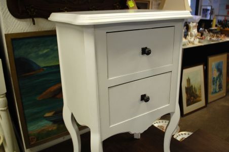 (L-658) Valge sahtlitega öökapp (L-658) Valge sahtlitega öökapp