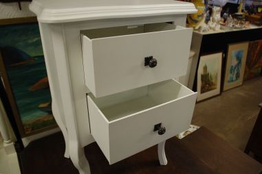 (L-658) Valge sahtlitega öökapp