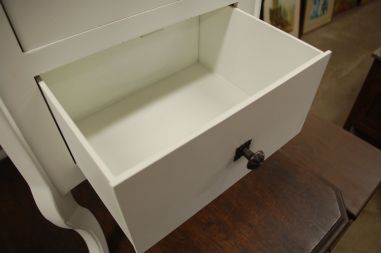 (L-658) Valge sahtlitega öökapp