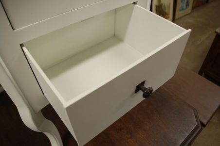 (L-658) Valge sahtlitega öökapp (L-658) Valge sahtlitega öökapp