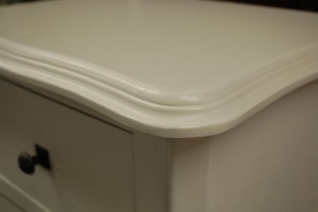 (L-658) Valge sahtlitega öökapp (L-658) Valge sahtlitega öökapp