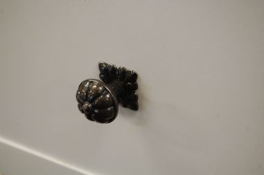 (L-658) Valge sahtlitega öökapp