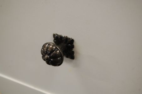 (L-658) Valge sahtlitega öökapp (L-658) Valge sahtlitega öökapp