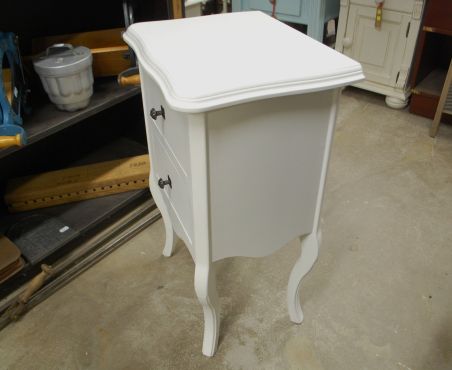 (L-658) Valge sahtlitega öökapp (L-658) Valge sahtlitega öökapp