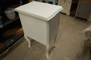 (L-658) Valge sahtlitega öökapp