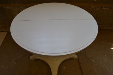 (L-677) Valge ümar muudetava kõrgusega  laud, kaks ühes - söögilaud ja diivanilaud
