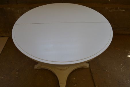 (L-677) Valge ümar muudetava kõrgusega  laud, kaks ühes - söögilaud ja diivanilaud