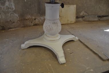 (L-677) Valge ümar muudetava kõrgusega  laud, kaks ühes - söögilaud ja diivanilaud