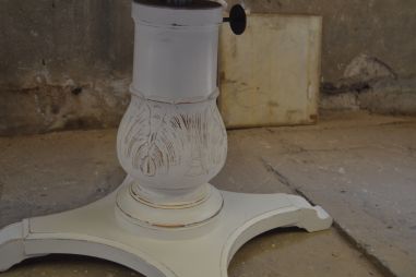 (L-677) Valge ümar muudetava kõrgusega  laud, kaks ühes - söögilaud ja diivanilaud