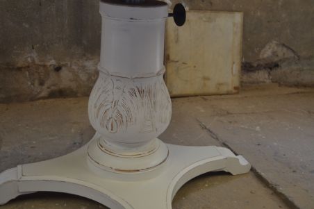 (L-677) Valge ümar muudetava kõrgusega  laud, kaks ühes - söögilaud ja diivanilaud