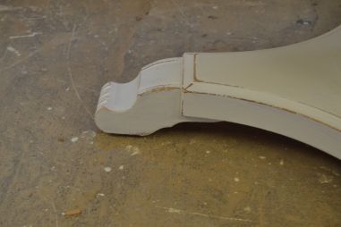 (L-677) Valge ümar muudetava kõrgusega  laud, kaks ühes - söögilaud ja diivanilaud