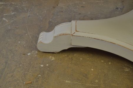 (L-677) Valge ümar muudetava kõrgusega  laud, kaks ühes - söögilaud ja diivanilaud