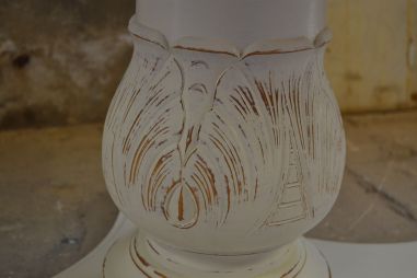 (L-677) Valge ümar muudetava kõrgusega  laud, kaks ühes - söögilaud ja diivanilaud