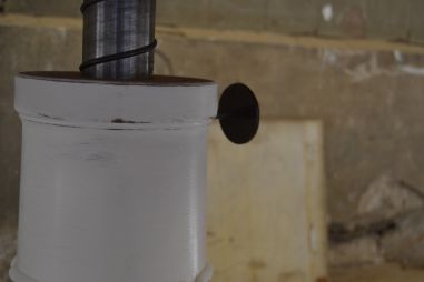 (L-677) Valge ümar muudetava kõrgusega  laud, kaks ühes - söögilaud ja diivanilaud