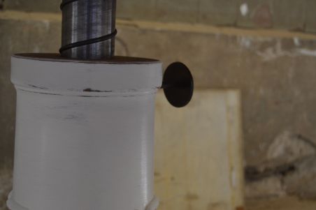 (L-677) Valge ümar muudetava kõrgusega  laud, kaks ühes - söögilaud ja diivanilaud