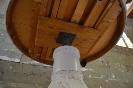 (L-677) Valge ümar muudetava kõrgusega  laud, kaks ühes - söögilaud ja diivanilaud