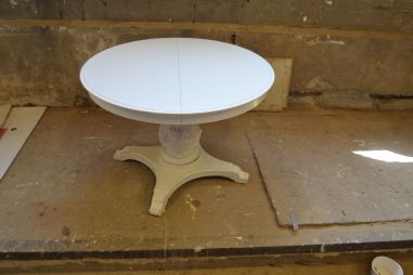 (L-677) Valge ümar muudetava kõrgusega  laud, kaks ühes - söögilaud ja diivanilaud