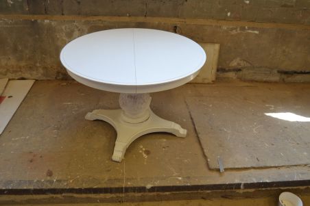 (L-677) Valge ümar muudetava kõrgusega  laud, kaks ühes - söögilaud ja diivanilaud