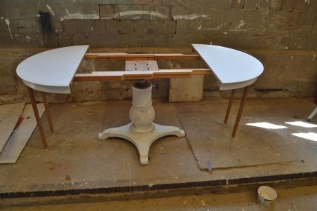 (L-677) Valge ümar muudetava kõrgusega  laud, kaks ühes - söögilaud ja diivanilaud