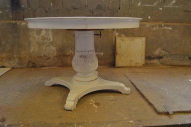 (L-677) Valge ümar muudetava kõrgusega  laud, kaks ühes - söögilaud ja diivanilaud