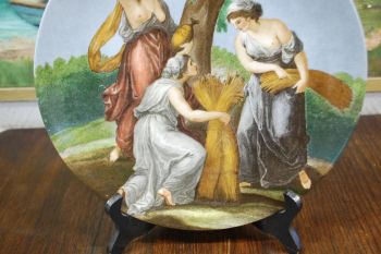 (n-7023) Portselanist seinataldrik "Naised" 2