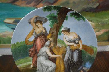 (n-7023) Portselanist seinataldrik "Naised"