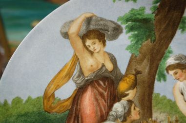 (n-7023) Portselanist seinataldrik "Naised"