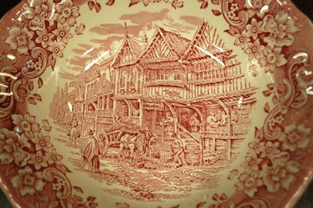 (n-7045) Royal Tudor Ware, " 17 Century England", kauss